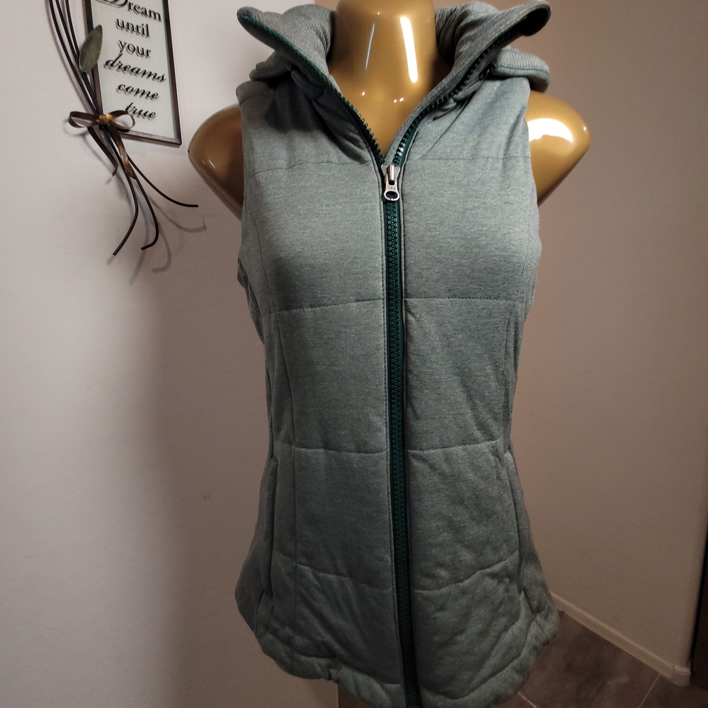 Athleta Green Quilted Vest XXS Soft Full Zip Pockets Detachable Hood